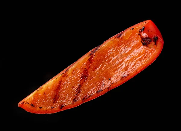 Pezzo Paprica Rossa Succosa Alla Griglia Isolato Sfondo Nero Vista — Foto Stock