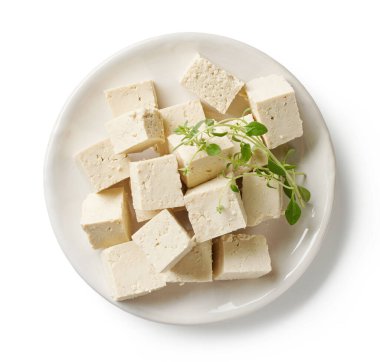 Beyaz arka planda izole edilmiş tofu peyniri küpleri tabağı, üst görünüm