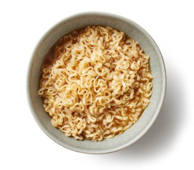 Beyaz arka planda izole edilmiş bir kase Asya eriştesi çorbası.