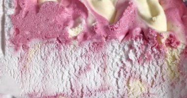 yaban mersini, mascarpone ve vanilyalı dondurma metal kaşıkla konteynırdan çıkartılıyor.