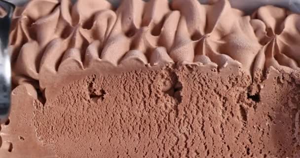 Sorvete Chocolate Que Escava Fora Recipiente Por Colher Metal — Vídeo de Stock