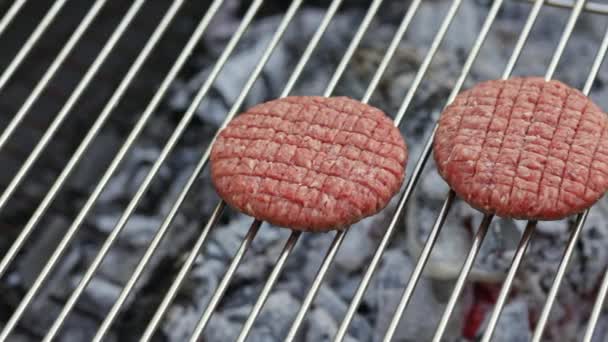 Świeże Surowe Mięso Burger Griilling Węgiel Drzewny Grill Produkcji Hamburgery — Wideo stockowe