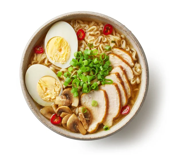 白い背景に隔離された卵と鶏のアジア麺スープのボウル トップビュー — ストック写真