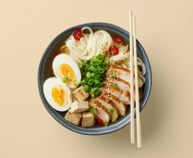 Bir kase Asya eriştesi çorbası, yumurtalı ve tavuklu ramen.