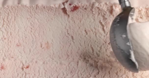 Виготовлення Кульок Свіжого Полуничного Морозива Металевою Ложкою — стокове відео