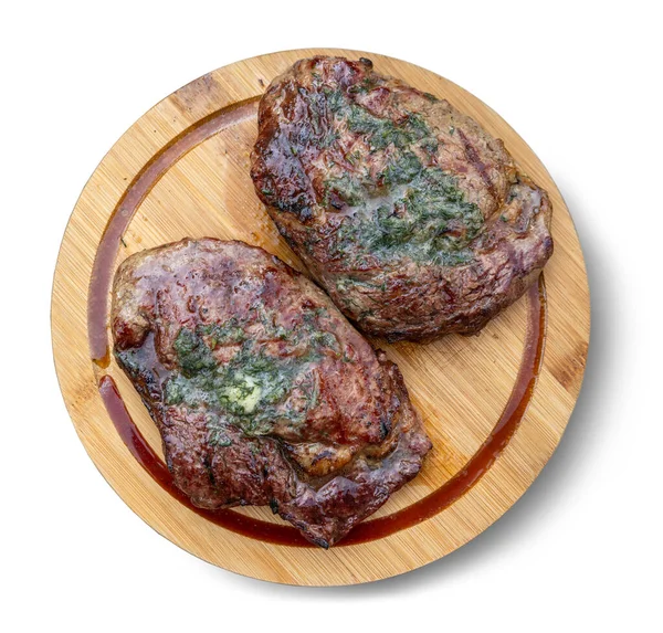 鲜嫩多汁的烤牛肉牛排 配大蒜黄油 在白色背景下隔离的木制切菜板上蘸汁 — 图库照片