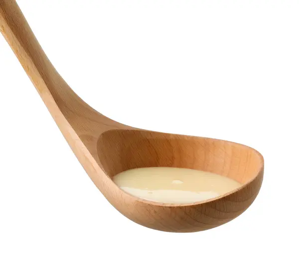 Mleko Skondensowane Drewnianej Chochli Izolowane Białym Tle — Zdjęcie stockowe