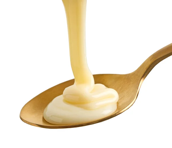 Mleko Skondensowane Złotej Łyżeczce Wyizolowane Białym Tle — Zdjęcie stockowe