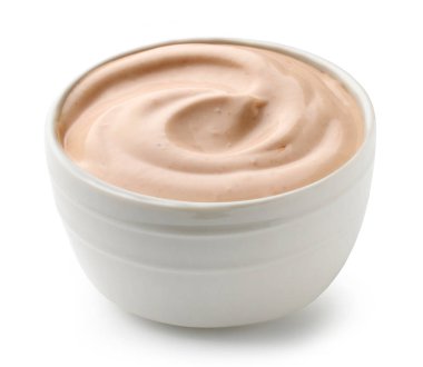 Beyaz arka planda izole edilmiş domates ve mayonez sosu.