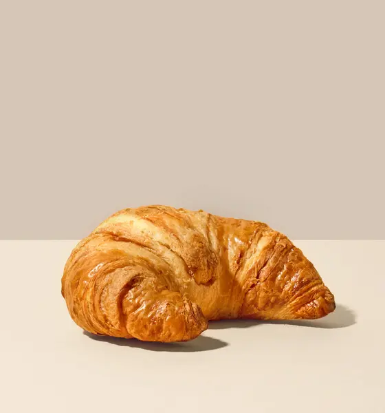 Frissen Sült Vajas Croissant Bézs Alapon — Stock Fotó