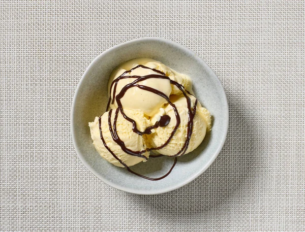 Bol Înghețată Vanilie Decorat Sos Ciocolată Vedere Sus — Fotografie, imagine de stoc