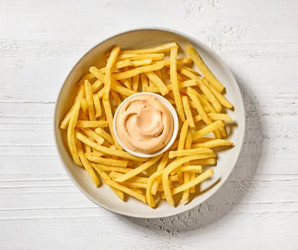Schüssel Mit Bratkartoffeln Und Mayonnaise Dip Auf Weißem Holztisch Draufsicht — Stockfoto