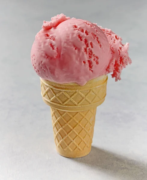 Înghețată Roz Con Vafe Masă — Fotografie, imagine de stoc