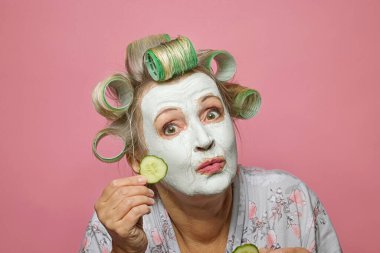 Komik yaşlı kadın umutsuzca genç görünmeye çalışıyor.