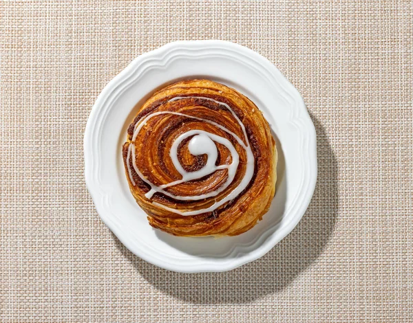 Freshly Baked Sweet Cinnamon Roll White Plate Top View — Stock Photo, Image