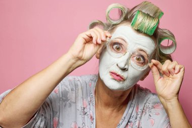 Pembe arka planda saç ve gözlük takan son sınıf öğrencileri çok şaşırdı.