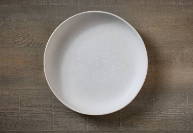 Mutfak masasının üstünde boş bir lamba kasesi var.