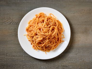 Mutfak masasında domates soslu spagetti tabağı.