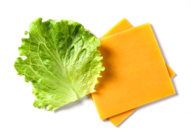 Çedar peyniri dilimleri ve marul beyaz arka planda izole edilmiş, üst görünüm