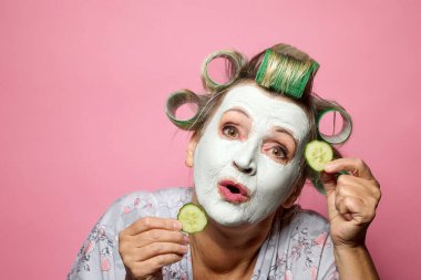 Komik yaşlı kadın umutsuzca genç görünmeye çalışıyor.