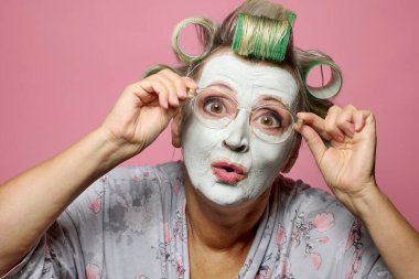 Pembe arka planda saç ve gözlük takan son sınıf öğrencileri çok şaşırdı.