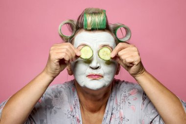 Komik yaşlı kadın umutsuzca genç görünmeye çalışıyor.