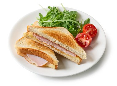 Beyaz arka planda izole edilmiş bir tabak jambonlu ve peynirli sandviç.