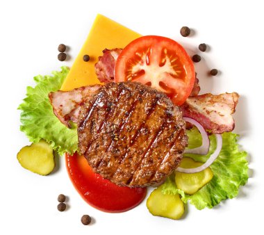 Hamburger yapmak için çeşitli besin maddeleri beyaz arka planda, üst görünümde izole
