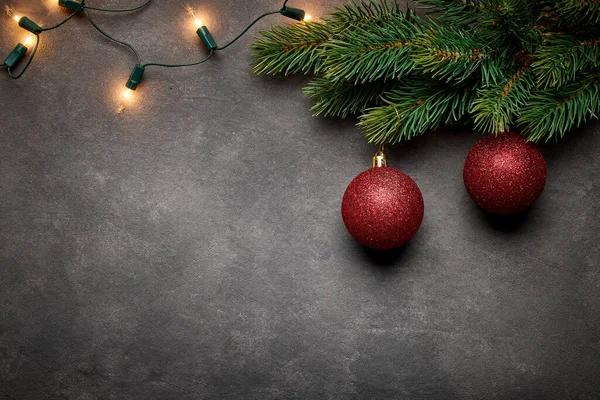 美丽的深灰色圣诞背景 圣诞树早午餐和灯 — 图库照片
