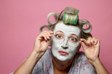 Pembe arka planda saç ve gözlük takan son sınıf öğrencileri çok şaşırdı.