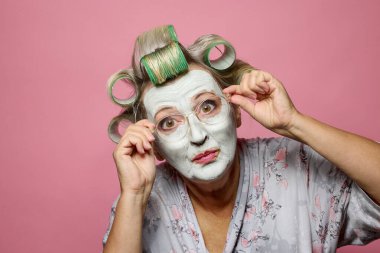 Pembe arka planda saç ve gözlük takan son sınıf öğrencileri çok şaşırdı.