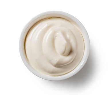 Beyaz arka planda izole edilmiş bir kase ekşi krema.