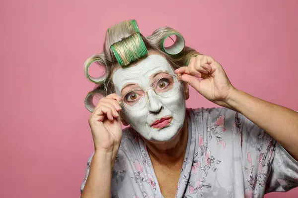 Pembe arka planda saç ve gözlük takan son sınıf öğrencileri çok şaşırdı.