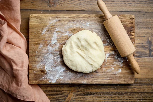 Fresh Yeast Dough Rolling Pin Wooden Kitchen Table Top View — Stock Photo, Image