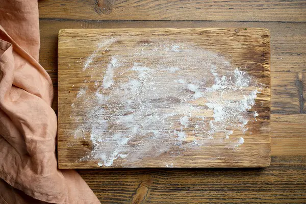 Flour Wooden Cutting Board Top View — Stock Photo, Image