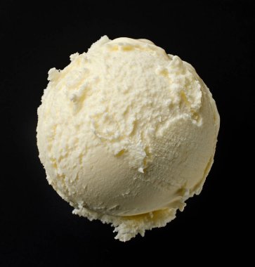 Siyah arka planda izole edilmiş vanilyalı dondurma kepçesi.