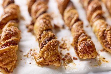 Çikolata kremalı ve bademli yeni pişirilmiş hamur işlerinin yakın çekimini yap.