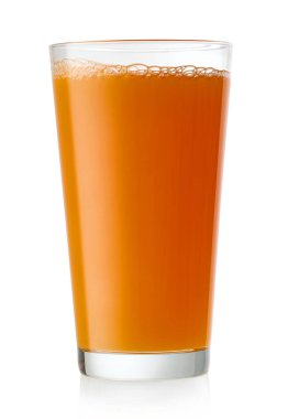 Beyaz arka planda izole edilmiş bir bardak meyve suyu.