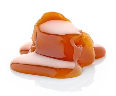 Eritilmiş karamel şekerler beyaz arkaplanda izole edilmiş