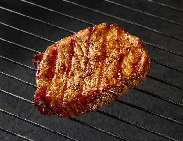 Färskt Grillad Saftig Stek Närbild Svart Bakgrund — Stockfoto