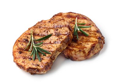 Beyaz arka planda izole edilmiş biberiye ve baharatlı taze ızgara sulu biftek.