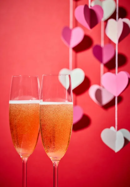 Два Бокала Шампанского Разряженный Декор Форме Сердца Красном Фоне — стоковое фото