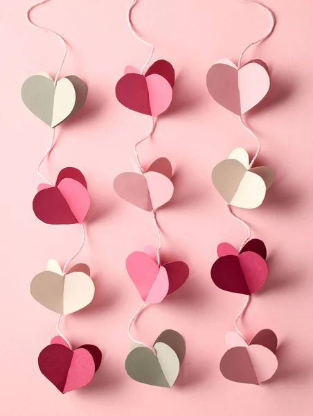 Dekorativní Barevné Papírové Srdce Růžovém Pozadí Horní Pohled — Stock fotografie