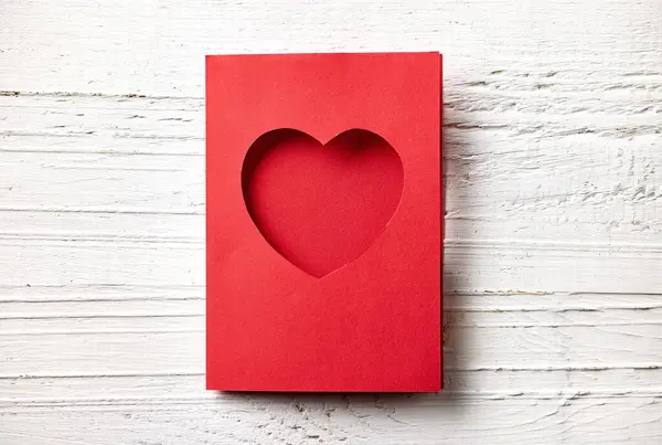 Tarjeta Felicitación Papel Rojo Con Forma Corazón Sobre Fondo Madera — Foto de Stock