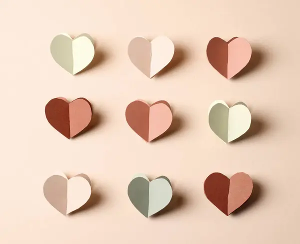 Decoraciones Corazón Papel Colorido Sobre Fondo Beige Vista Superior — Foto de Stock