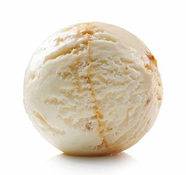 Akçaağaç pekmezi ve cevizli dondurma kepçesi beyaz arka planda izole edilmiş.