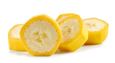 Beyaz arkaplanda izole edilmiş muz parçaları