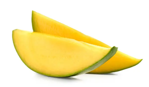 Verse Rijpe Sappige Groene Mango Plakjes Geïsoleerd Witte Achtergrond — Stockfoto