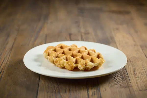 Waffle Belgian Proaspăt Coapte Farfurie Albă Masă Lemn — Fotografie, imagine de stoc