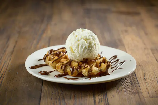 Vanilyalı Waffle Tabağı Ahşap Masada Erimiş Çikolata Sosu Stok Resim